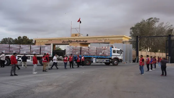 تحرك دفعة جديدة من شاحنات المساعدات إلى قطاع غزة 