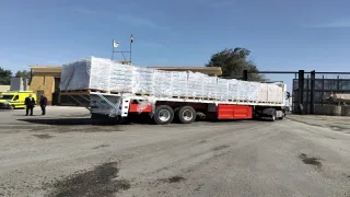 تجدد عمليات إدخال شاحنات المساعدات من معبر رفح البري إلى كرم أبو سالم لإغاثة غزة