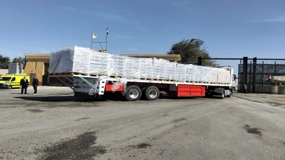 تجدد عمليات إدخال شاحنات المساعدات من معبر رفح البري إلى كرم أبو سالم لإغاثة غزة