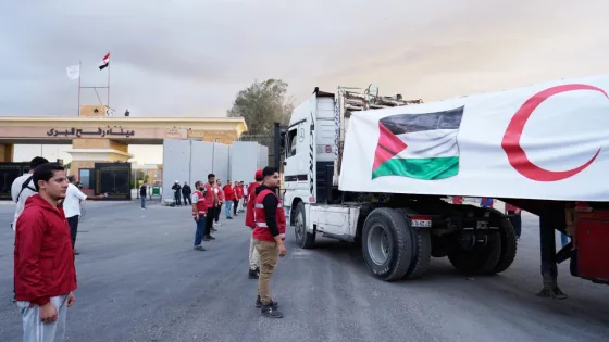 تحرك دفعة جديدة من شاحنات المساعدات إلى قطاع غزة