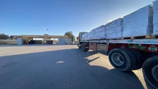 الهلال الأحمر المصري يرسل 76 ألف سلة غذائية و18 ألف قطعة ملابس شتوية إلى غزة عبر قافلة «زاد العزة» 154