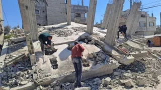 بدء مشروع إزالة الكتل الخرسانية الخطيرة في غزة