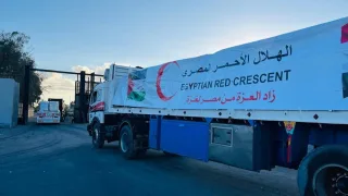 الهلال الأحمر المصري يرسل قافلة «زاد العزة 156» لتعزيز الإمدادات الإغاثية والشتوية إلى غزة