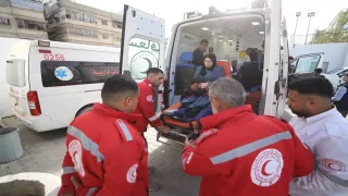 بالصور: الهلال الأحمر الفلسطيني يبدأ إجلاء مرضى غزة عبر معبر رفح بالتنسيق مع الصحة العالمية