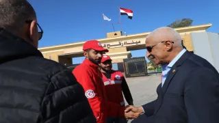 محافظ شمال سيناء يتفقد معبر رفح لمتابعة المساعدات واستقبال مصابي غزة