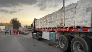 تحرك دفعة جديدة من شاحنات المساعدات إلى قطاع غزة
