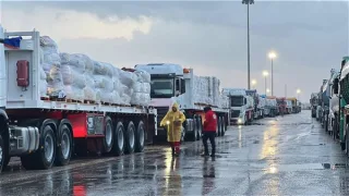 استجابةً لحالة الطقس السيئ.. الهلال الأحمر يدفع بأكثر من ألفى خيمة ومستلزمات إغاثية لغزة