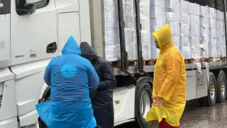 بالصور: الهلال الأحمر المصري يدفع بمساعدات شتوية و60 ألف سلة غذائية لغزة