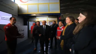 محافظ شمال سيناء يستعرض مع وفد ألماني آليات تجهيز مساعدات غزة بالعريش