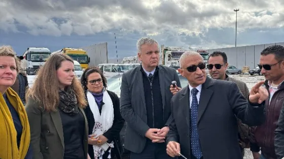 السفير الألماني بالقاهرة يزور معبر رفح ويتفقد المركز اللوجستي للهلال الأحمر