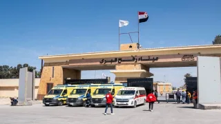 معبر رفح يستقبل دفعة جديدة من جرحى غزة ومرافقيهم لتلقي العلاج في الخارج