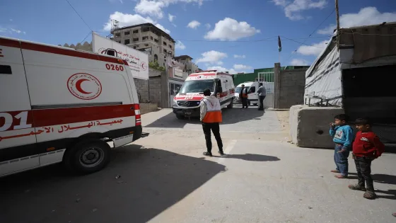 بالصور: الهلال الأحمر الفلسطيني ينفّذ إجلاءً طبيًا عبر معبر رفح لنقل مرضى غزة إلى الخارج