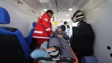 بالصور: الهلال الأحمر الفلسطيني يشارك في إجلاء مرضى غزة عبر معبر رفح لتلقي العلاج بالخارج