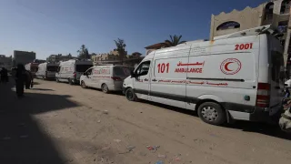 الهلال الأحمر الفلسطيني ينفذ عملية إجلاء طبي لمرضى غزة عبر معبر رفح البري