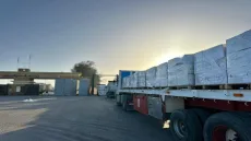 الهلال الأحمر المصري يسيّر قافلة «زاد العزة» 167 بإمدادات ضخمة من الغذاء والدواء لدعم غزة