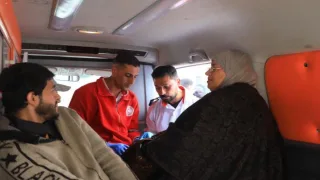 إجلاء دفعة جديدة من المرضى ومرافقيهم من غزة عبر معبر رفح لتلقي العلاج بالخارج