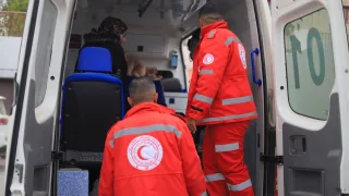 بالصور: الهلال الأحمر الفلسطيني يواصل إجلاء المرضى من غزة عبر معبر رفح