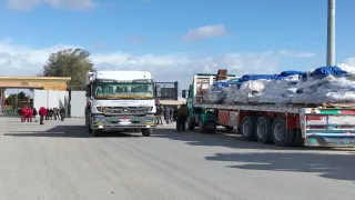 دخول دفعات جديدة من شاحنات المساعدات عبر معبر رفح باتجاه كرم أبو سالم لإغاثة غزة