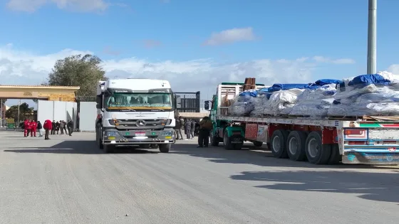 دخول دفعات جديدة من شاحنات المساعدات عبر معبر رفح باتجاه كرم أبو سالم لإغاثة غزة