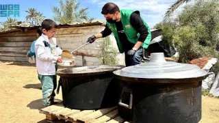 مركز الملك سلمان يواصل توزيع المساعدات الغذائية على آلاف الأسر في غزة