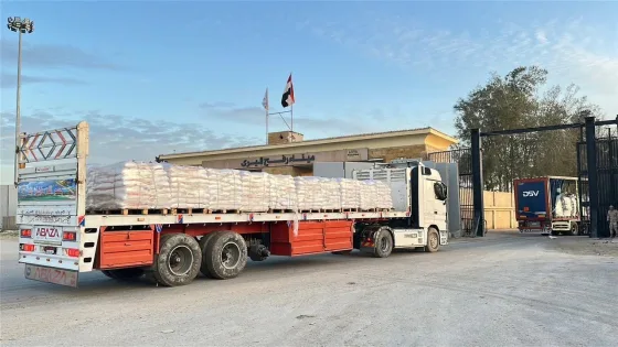 الهلال الأحمر المصري يسيّر قافلة «زاد العزة» 182 إلى غزة محمّلة بـ 105 آلاف سلة غذائية