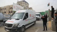 “الهلال الأحمر” يعلن إجلاء مرضى ومصابي غزة برفقة ذويهم عبر معبر رفح