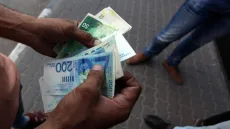 بدء صرف رواتب موظفي السلطة الفلسطينية وسط ترقب لمخصصات أسر المفقودين والجرحى