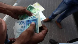 بدء صرف رواتب موظفي السلطة الفلسطينية وسط ترقب لمخصصات أسر المفقودين والجرحى