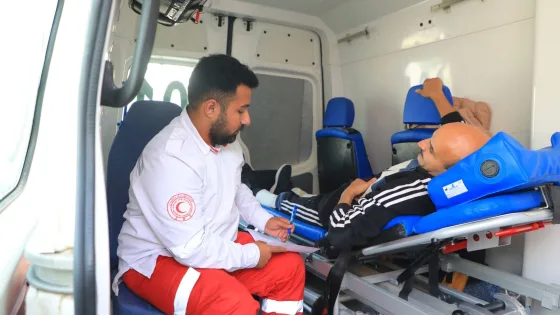 الهلال الأحمر الفلسطيني يواصل إجلاء المرضى والجرحى عبر معبر رفح للعلاج بالخارج