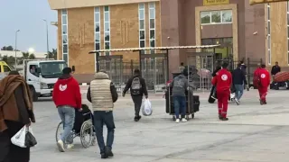 معبر رفح يستقبل دفعة جديدة من العائدين الفلسطينيين لقطاع غزة