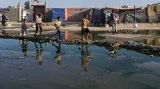 بلدية خان يونس تدق ناقوس الخطر وتحذر من “كارثة صحية” قريبة بسبب تعطل محطات الصرف الصحي