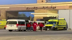 سفر دفعة جديدة من المرضى ومرافقيهم عبر معبر رفح البري
