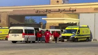سفر دفعة جديدة من المرضى ومرافقيهم عبر معبر رفح البري