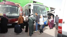 مغادرة دفعة جديدة من المرضى ومرافقيهم عبر معبر رفح للعلاج بالخارج