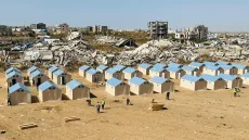 بالصور: بدء إقامة مخيم إيواء جديد للنازحين في شمال قطاع غزة