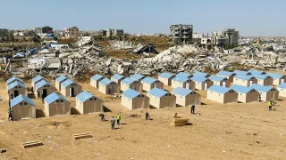 بالصور: بدء إقامة مخيم إيواء جديد للنازحين في شمال قطاع غزة