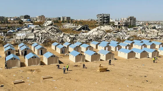 بالصور: بدء إقامة مخيم إيواء جديد للنازحين في شمال قطاع غزة