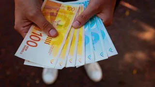 المالية تعلن موعد ونسبة صرف رواتب الموظفين وتدشّن تطبيق «يبوس» المالي