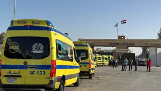 الهلال الأحمر المصري يستقبل الدفعة 43 من المصابين الفلسطينيين بمعبر رفح