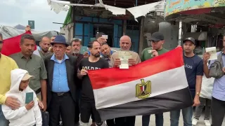بالصور: وقفة احتجاجية لمصريين في غزة للمطالبة بتسهيل عودتهم إلى مصر
