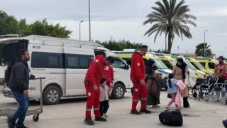 معبر رفح البري يستقبل دفعة جديدة من العائدين الفلسطينيين لقطاع غزة