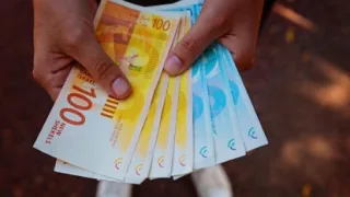 سلطة النقد تُصدر تعميمًا جديدًا بشأن رواتب الموظفين