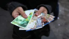 الحكومة: نعمل على تأمين دفعة على حساب الراتب للموظفين في هذا الموعد