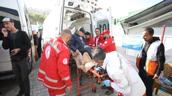 الهلال الأحمر الفلسطيني يشارك في إجلاء دفعة جديدة من مرضى غزة عبر معبر رفح