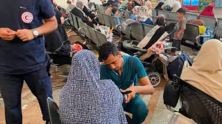 الهلال الأحمر المصري يستقبل الدفعة 55 من المصابين الفلسطينيين عبر معبر رفح ويواصل تقديم الرعاية الإنسانية