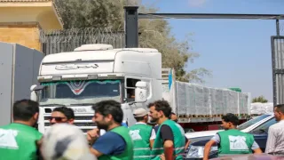 مصدر دبلوماسي: تحركات مصرية لتأمين تدفق المساعدات إلى غزة بعيدًا عن مسار المفاوضات