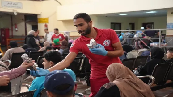 الهلال الأحمر المصري يستقبل الدفعة 46 من المصابين الفلسطينيين عبر معبر رفح