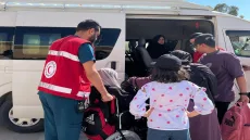 الهلال الأحمر المصري يستقبل الدفعة الـ49 من المصابين الفلسطينيين عبر معبر رفح