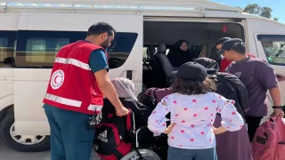 الهلال الأحمر المصري يستقبل الدفعة الـ49 من المصابين الفلسطينيين عبر معبر رفح
