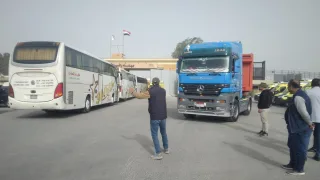 معبر رفح البري يشهد دخول شاحنات المساعدات إلى قطاع غزة واستقبال الأفراد من الاتجاهين